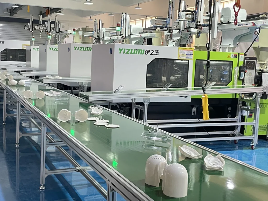 Máquinas y transportadores en un taller de producción