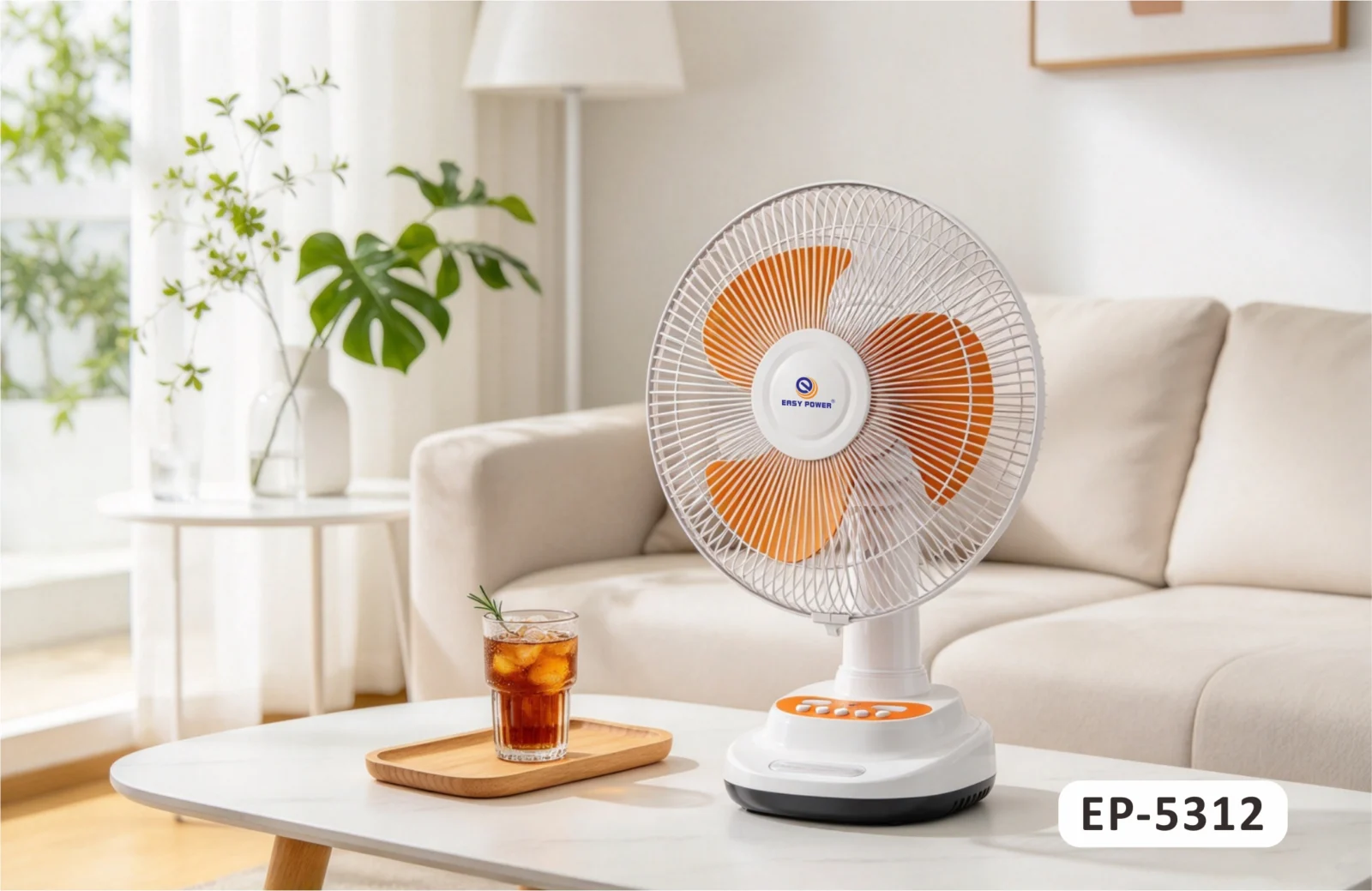Ventilador de mesa EASY POWER en una sala